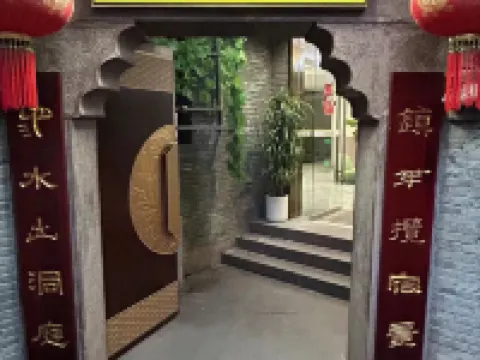 สาขาเหวินลี่หยวน (เขตทิวทัศน์เมืองโบราณเฟิ่งหวง ฮงเซียว) โรงแรมในเฟิ่งหวง