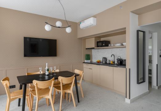 K9 레지던스의 넓고 깨끗한 주방 공간