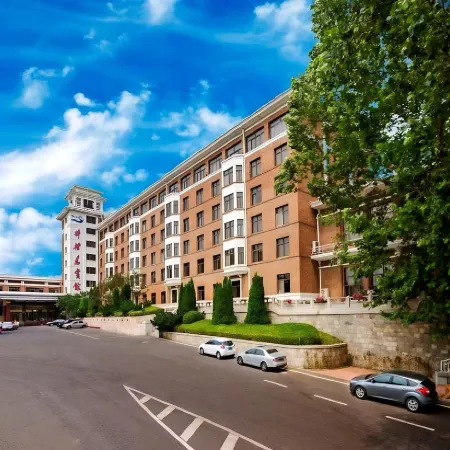Bangchui Island Hotel Отели рядом с достопримечательностью «Лаохутан Парк»