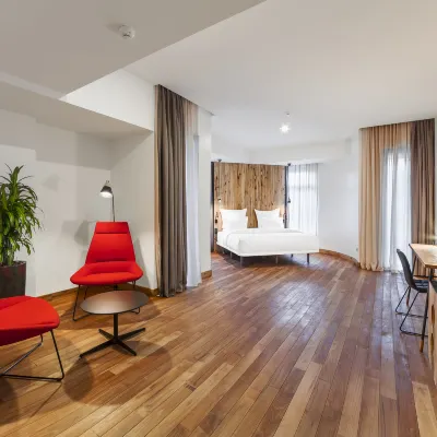 Shota @ Rustaveli Boutique Hotel Отели рядом с достопримечательностью «Парк 9 Апреля»