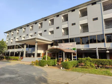 Cabbages & Condoms Hotel Ratchaburi Отели рядом с достопримечательностью «Khao Takong Park Bureau of Monks»