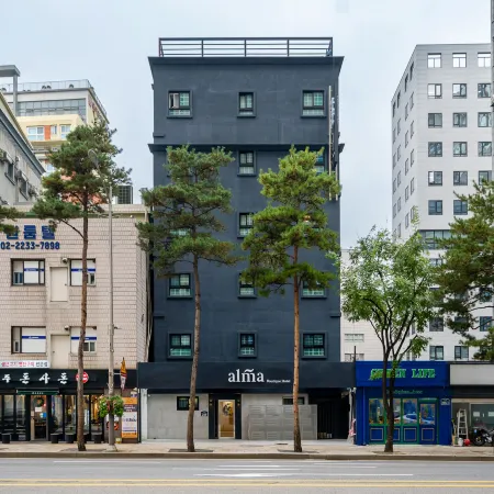 alma Hotel Отели рядом с достопримечательностью «Магазин Friend Mart»