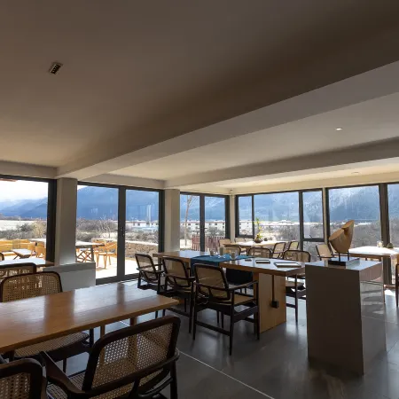 Shanzeju Holiday Hotel (Linzhi Airport)