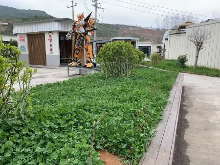 Vienna Classic Hotel (Butuo Huobaguangchang Square) Отели в г. Буто