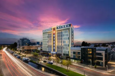 Moon Lake Hotel(Baise Longjing Street Universal Commercial Center store) Hotels near Youjiang Medical Institute for Nationalities