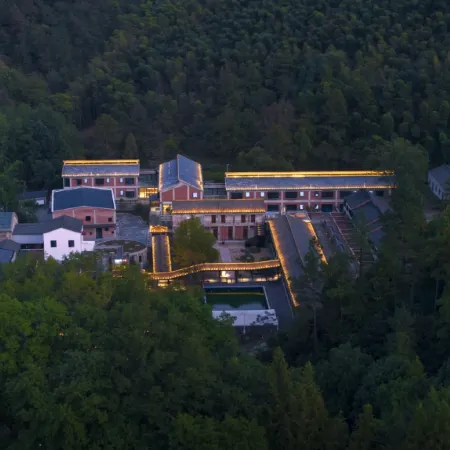 Chizhou Red Monograph Resort Hotel (Jiuhua Tianchi)