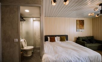 Yu Yue Log Cabin