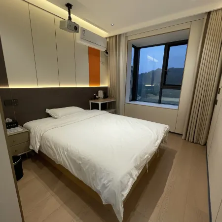 Luoshan Baitao Hotel