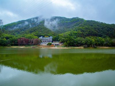 Lakeside Hotel