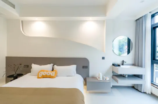 GuC hiBoutiqu eH ote l Отели рядом с достопримечательностью «Huxiaoxia Riptide Adventure»