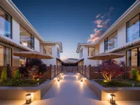 香格里拉微光·星晚設計師リゾート中国式旅館（獨克宗古城大佛寺轉經筒）