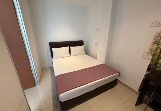 BG Travelers Hostel의 깔끔한 객실 또는 로비