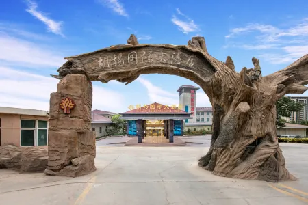 Bachu Populus Euphratica International Hotel (Shiji Avenue Branch, Bachu Pedestrian Street) Отели в г. Маралбаши