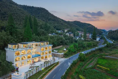 로맨틱 베드 앤 브렉퍼스트 (윤상 초원 지점) 안지 허화산 래프팅 서비스 센터 주변 호텔