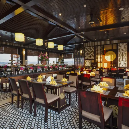 THANH LICH ROYAL BOUTIQUE HOTEL Отели рядом с достопримечательностью «Храм Миеу»