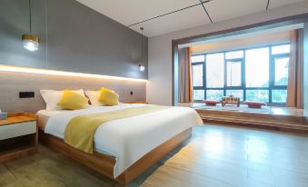 Pig Pig • Shiguang Inn