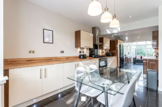 Large Home near city centre, UOB & QE hospital 酒店