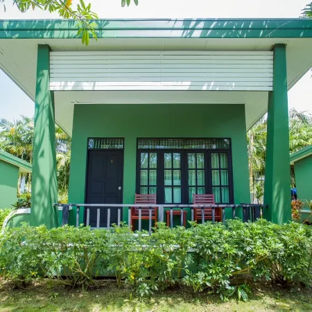 Khaolak Mountain View Resort Отели рядом с достопримечательностью «Пляж Pak Weep»