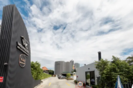 WE HOTEL RIVERFRONT Hotel berhampiran Wat Pracha Rabuetham