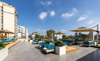 Nanchang Wanshou Palace Bayi Hall Subway Station Atour Light