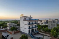 yipinhuahai Hotels near Jiaowei Corner Beacon