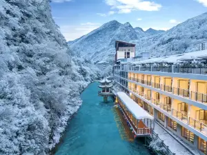 Weijianshan Homestay (Shennongjia Muyuzhen Xiangxi Street Branch)