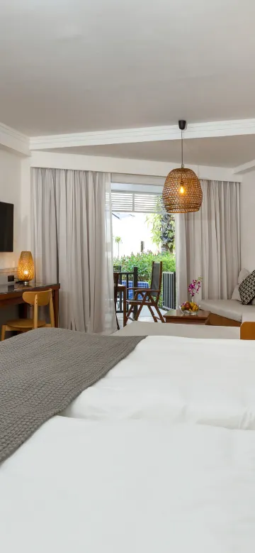 สตูดิโอเชื่อมกับสระว่ายน้ำรอยัล