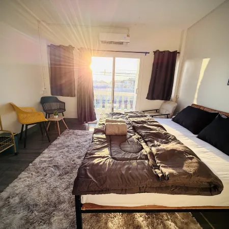 Hee Pee Hostel Отели рядом с достопримечательностью «Ночной базар»
