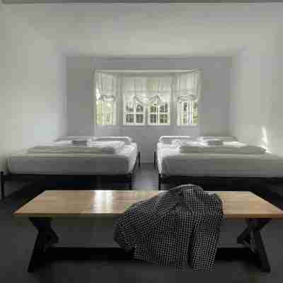 Colonie 1232 : 8 Pax Rooms