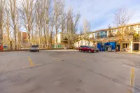 Dunhuang Xingzi Hotel (Shazhou Night Market) - parking