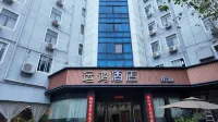 Yunhong Hotel (Guangzhou Railway Station Xicun Subway Station)