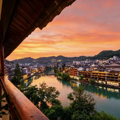 鳳凰悠悠水畔|沱江南華橋180度夜景｜景區觀景民宿 鄰近鳳凰古城樓(北門城樓)的酒店