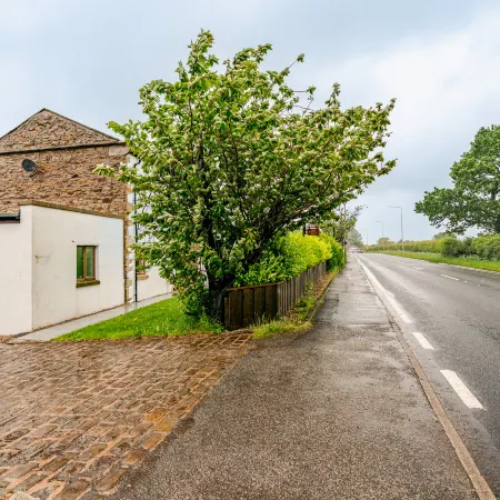 Spacious 3BR House | Sleeps 6 | Parking 4 Cars