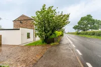 Spacious 3BR House | Sleeps 6 | Parking 4 Cars - parking