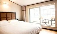 Chengde Fenghuang Hotel (Yingshouyingzi Station)