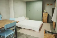 Rose Courtyard · Badminton-Themed Courtyard - Pet friendly