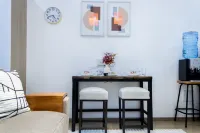 Executive studio suite,heated pool,king bed. - Bãi đậu xe