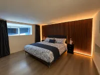 Exclusive Designer Loft with Free Parking - New