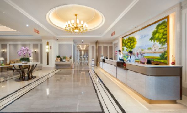Vienna Hotel (Shenzhen Luohuo Aiguo Road)