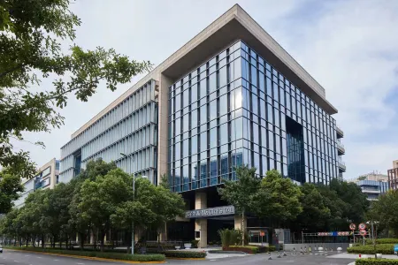 Orange Hotel (Shanghai Hongqiao Railway Station) Отели рядом с достопримечательностью «Jiwang Park»