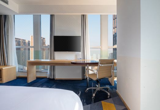 2. 홀리데이 인 익..