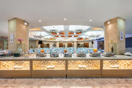 Dunhuang International Hotel Отели рядом с достопримечательностью «Mingsha Mountain And Crescent Spring»