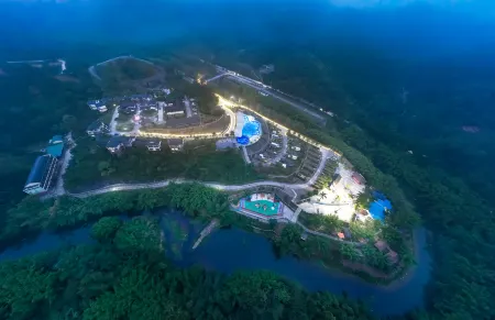 DONGXING HAOXING RV camping base Отели рядом с достопримечательностью «Chen Mansion»