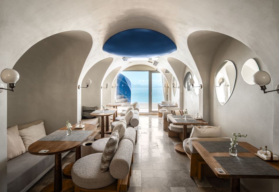 [포지타노 스타일의 절벽 위 수영장]