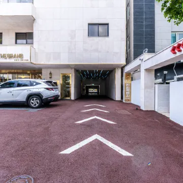 Hotel the Grang Seogwipo Отели рядом с достопримечательностью «Водопад Вонан»