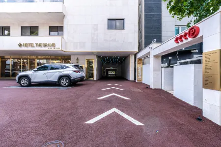 Hotel the Grang Seogwipo Отели рядом с достопримечательностью «Soesokkak Estuary»