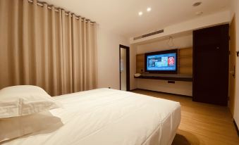 Xingji Scenic Homestay (Deqing West Station)