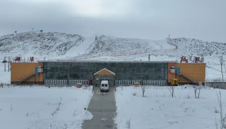 Lanxi Bieyuan Homestay (Qinggeli Langshan International Ski Resort) Отели рядом с достопримечательностью «Qinggeli Wolf Mountain Scenic Area»