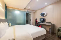Rongyao E-Sports Hotel (Sanyawan Jiefang Road Pedestrian Street)