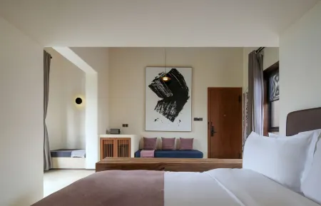 Lijiang Yulong Snow Mountain Hot Spring Hotel Отели рядом с достопримечательностью «Wenfeng Temple»